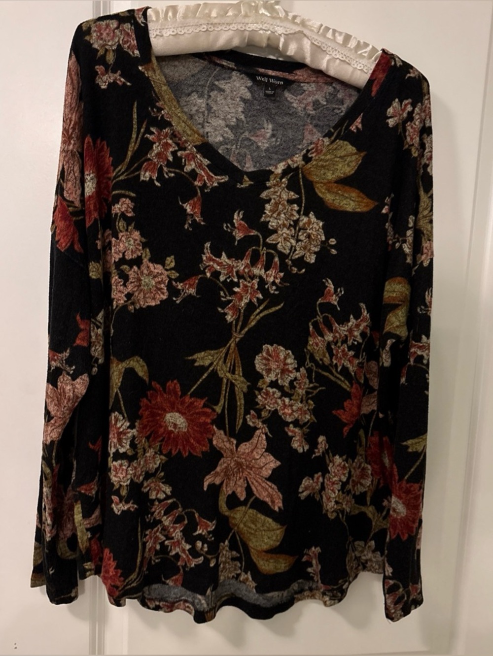 WELL WORN Black w/ Fall Flower Print Viscose Blend LS V-Neck Pullover-Large-Soft